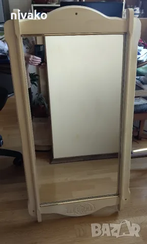 Продавам стенно огледало в отлично състояние.