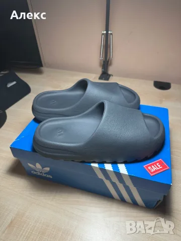 Продавам оригинални чехли Adidas в отлично състояние.