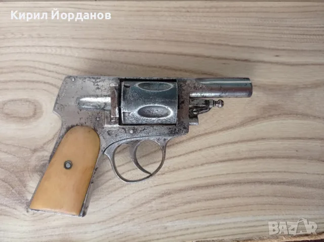 Стар античен револвер