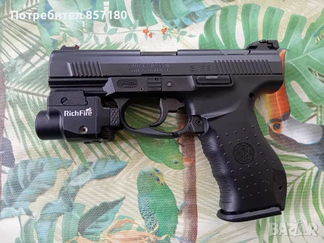 Продавам боен пистолет smith & wesson