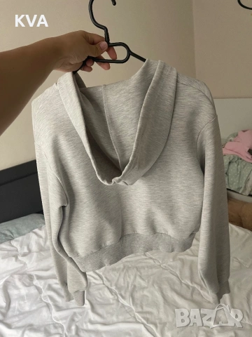 Дамско горнище Bershka, снимка 3 - Суичъри - 54928472