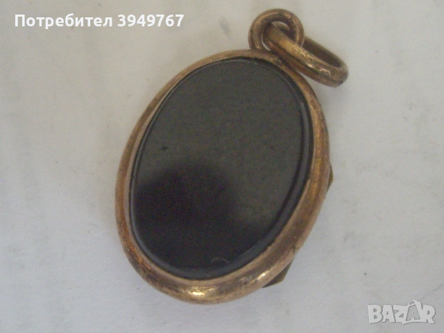 Златно 18 каратово погребално бижу с черен оникс.