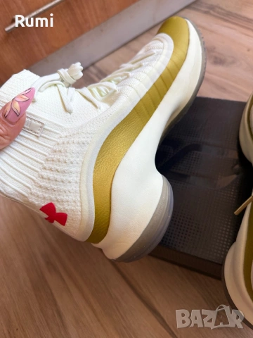 Оригинални нови маратонки Under Armour Curry 4 Retro! 44,5 н, снимка 9 - Маратонки - 54724089