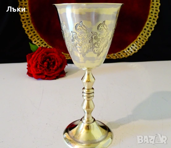Бронзова чаша за ракия,релефно столче,гравирана. 