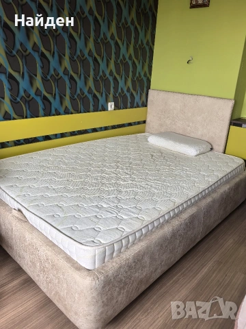 Тапицирано легло с повдигащ механизъм