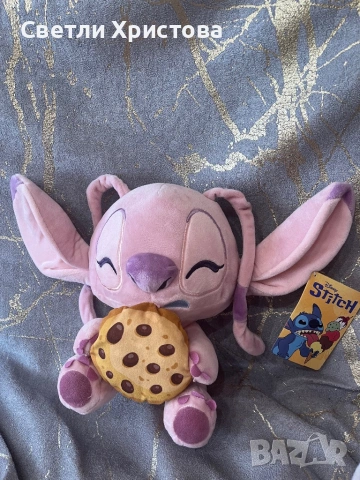 Плюшена играчка Disney - Ейнджъл с бисквитка (размер 23–25 см)