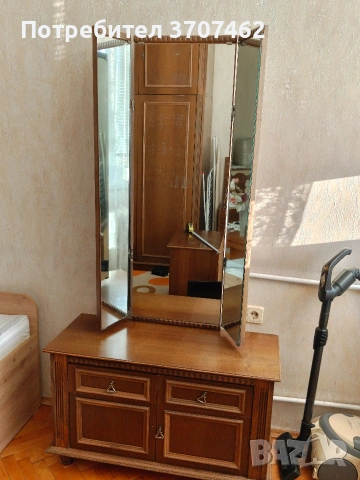 Продавам тоалетка с огледало и две нощни шкафчета , снимка 4 - Шкафове - 54710029