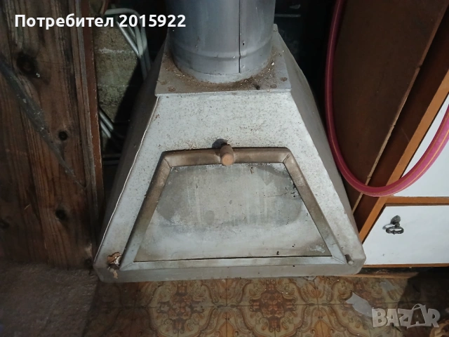 Оригинална трапецовидна камина с водна риза.
