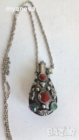 Старинно колие е флакон за парфюм  изработено от метал с декорация от камъни. , снимка 8 - Колиета, медальони, синджири - 54230608