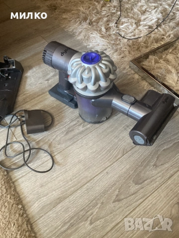 Акумулаторна прахосмукачка DYSON V6, снимка 3 - Прахосмукачки - 53541075