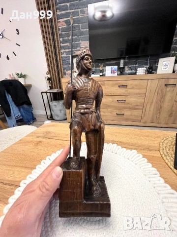 Уникална статуетка на римски легионер - дърворезба