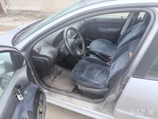 Peugeot 206 1.4i Газ/Бензин - 2000 г., 4 врати, снимка 9 - Автомобили и джипове - 54639709
