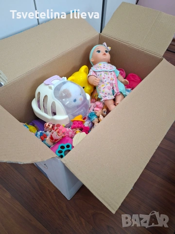 Кашон с играчки за момиче