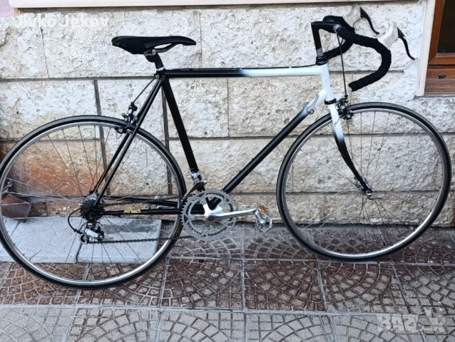 Продавам шосеен бегач  Aris