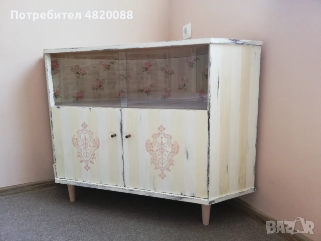 Ъглов шкаф с витрина РЪЧНА декорация