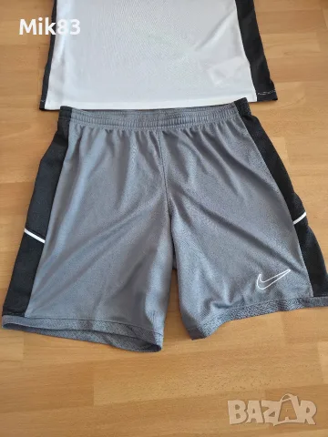 Комплект NIKE размер М , снимка 2 - Спортни дрехи, екипи - 55633911