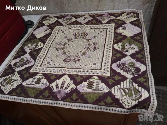 винтидж жакардова покривка за маса с геометрични и фолклорни мотиви хоро 62х68см