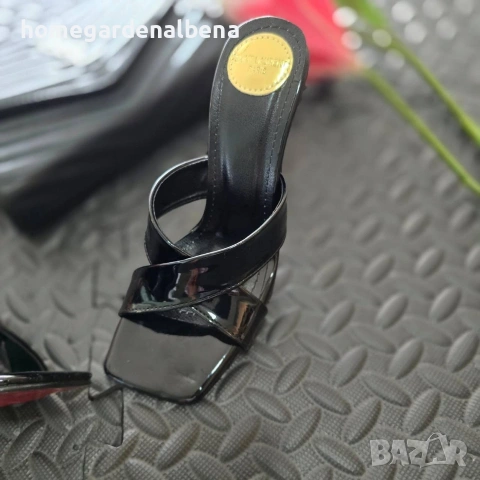 Дамски чехли на ток — черни с червена подметка — златист детайл — номера 36-40, снимка 2 - Дамски обувки на ток - 54233644