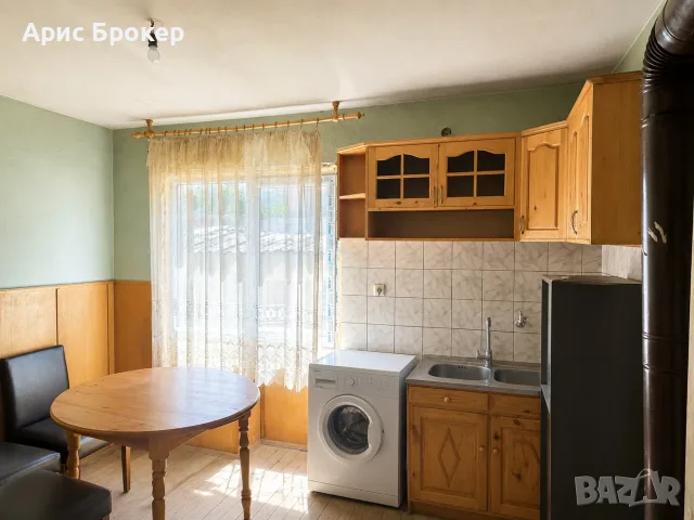Просторна триетажна къща с голям двор и панорамна гледка към Рила – с. Червен брег, снимка 3 - Къщи - 55478382