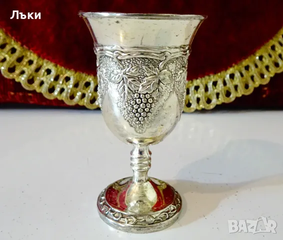 Посребрена медна чаша на столче,лози,грозде. 