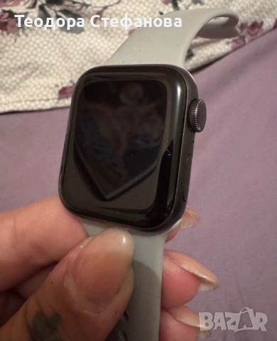 Apple watch se nike space grey, снимка 4 - Смарт гривни - 54069137