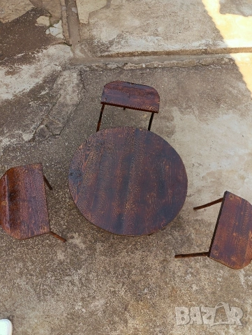 Дървена софра с три столчета 