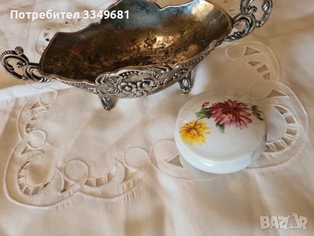 Много стара посребрена гондола и порцеланова малка кутия за бижута. 