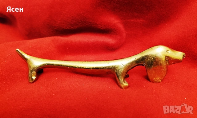 Винтидж фигурка на куче. Дакел. Месинг.