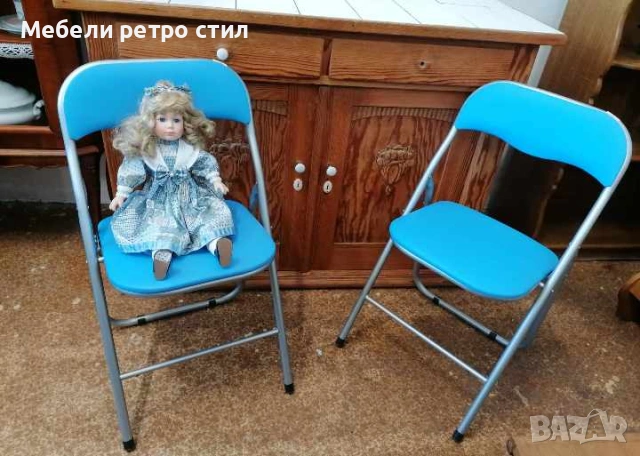 Практичен комплект от два броя сгъваеми столове с метална конструкция и удобна синя  кожена седалка , снимка 2 - Столове - 55013860