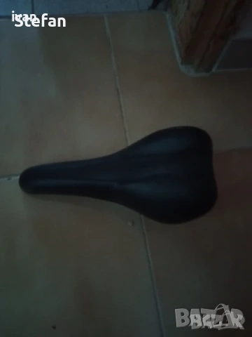 седалка за велосипед и ключове за монтаж