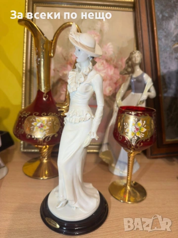 Дамата с перото” изискана фигура на млада и елегантна дама Код P2228