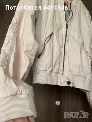  Светлорозово яке тип бомбър Hollister, снимка 2 - Якета - 55578822