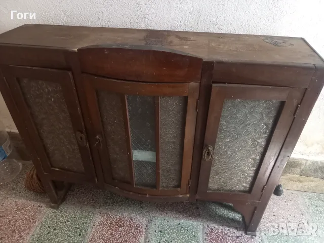 Старинен шкаф бюфет
