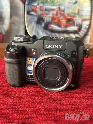 Sony Cyber-shot DSC-V3 е цифров фотоапарат от висок клас