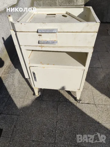 Метални шкафчета с колелца