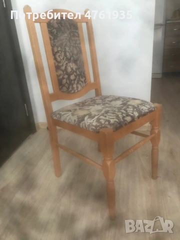 Продавам 4 трапезни стола в комплект