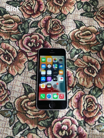 Продавам iPhone SE 2016