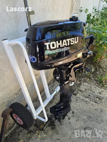 четиритактов извънбордов двигател за лодка Tohatsu с мощност 5 конски сили (5 hp).