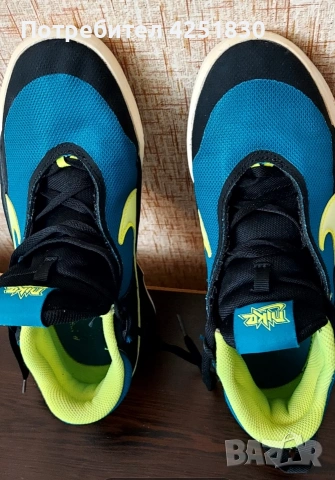 Продавам оригинални маратонки Nike Team Hustle D Размер: 37.5 (23.5 см), снимка 7 - Детски маратонки - 55243226