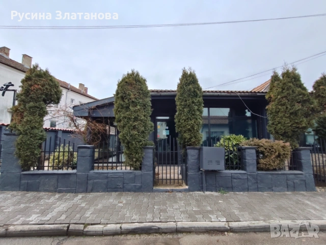 Отдава под наем ресторант с голяма градина в центъра на Костинброд