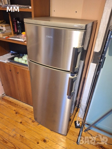 Хладилник със горна камера AEG