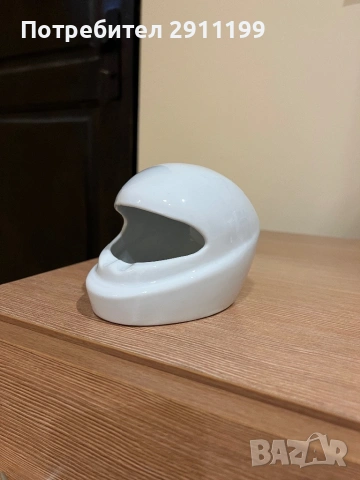 Порцеланов пепелник – мото каска