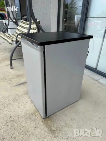 Сив малък хладилник с камера Whirlpool 45 см широк, снимка 4 - Хладилници - 54943275