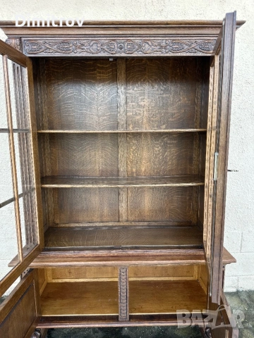 Масивна ретро витрина с дърворезба и стъклени врати, снимка 4 - Секции и витрини - 53958282