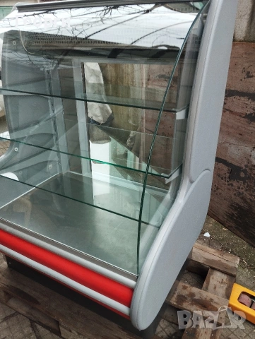 сладкарска витрина 