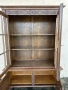 Масивна ретро витрина с дърворезба и стъклени врати, снимка 4