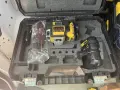 Лазерен нивелир DeWALT с 3 лъча с 1 батерия и зарядно, 12 V, 2 Ah, 30 м, 50 м, 0.3 мм/м, DCE089D1R, снимка 2