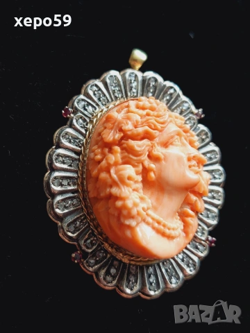 Прекрасен стар златен медальон с огромна коралова камея и 64 диаманта,злато 18к.