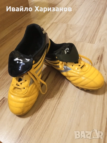 Продавам футболни обувки.