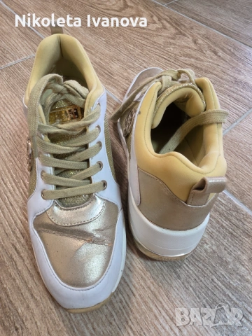 Оригинални маратонки на GUESS